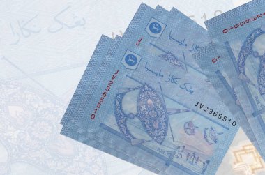 1 Malezya ringgit faturası büyük yarı şeffaf banknotun arka planında duruyor. Ulusal para biriminin soyut sunumu. İş konsepti