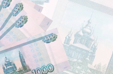 1000 Rus rublesi, büyük yarı şeffaf banknotun arka planında duruyor. Kopyalama alanı olan soyut iş arkaplanı