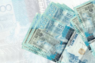 500 Kazakistan tenge faturası büyük yarı şeffaf banknotun arka planında duruyor. Ulusal para biriminin soyut sunumu. İş konsepti