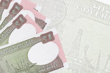 Büyük yarı saydam banknotların arka planında 1 tane Hint rupisi var. Kopyalama alanı olan soyut iş arkaplanı
