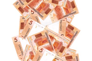 Beyaz üzerine izole edilmiş 5 Belorus rublesi. Birçok banknot sol ve sağ tarafta beyaz kopya alanı ile düşüyor