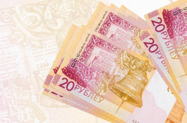 20 Belorus rublesi banknotları büyük yarı şeffaf banknotların arka planında duruyor. Ulusal para biriminin soyut sunumu. İş konsepti
