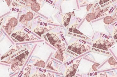 500 Macar forint banknotu büyük bir yığın halinde duruyor. Zengin yaşam kavramsal geçmişi. Büyük miktarda para.