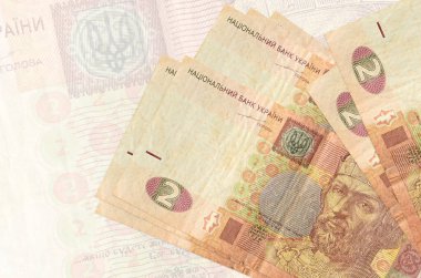 2 Ukrayna hrivniası faturası büyük yarı şeffaf banknotun arka planında duruyor. Ulusal para biriminin soyut sunumu. İş konsepti