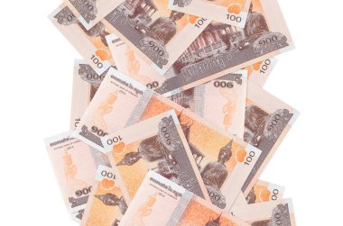 Beyazlar üzerinde izole edilmiş 100 Kamboçyalı isyan tasarısı. Birçok banknot sol ve sağ tarafta beyaz kopya alanı ile düşüyor