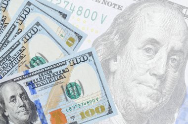 100 Amerikan doları banknotları büyük yarı şeffaf banknotların arka planında duruyor. Kopyalama alanı olan soyut iş arkaplanı