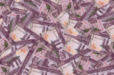 500 Sri Lanka rupisi büyük bir yığın halinde duruyor. Zengin yaşam kavramsal geçmişi. Büyük miktarda para.
