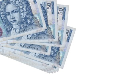 50 Hırvat kuna banknotu ya küçük gruplar halinde ya da beyazların üzerine izole edilmiş paketler halinde bulunuyor. Kopyalama alanı olan bir model. İş ve para değişimi kavramı