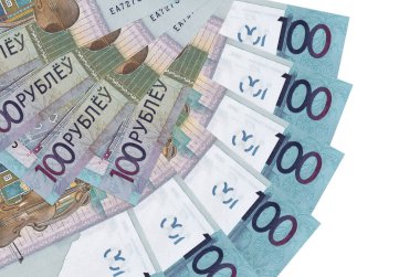 100 Belorus rublesi banknotları beyaz arka planda izole edilmiş, fotokopi alanı da yakın planda tutuluyor. Finansal işlemler kavramı