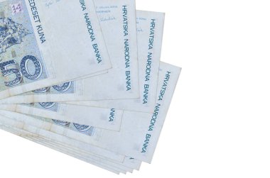 50 Hırvat kuna banknotu ya küçük gruplar halinde ya da beyazların üzerine izole edilmiş paketler halinde bulunuyor. Kopyalama alanı olan bir model. İş ve para değişimi kavramı