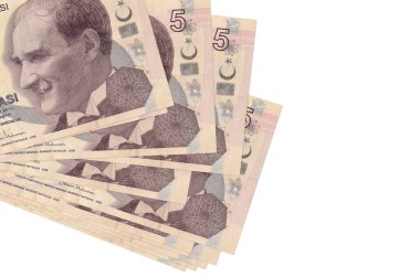 5 Türk lirası küçük gruplar halinde ya da beyaz paketler halinde yatar. Kopyalama alanı olan bir model. İş ve para değişimi kavramı