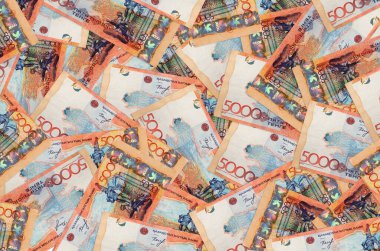 5000 Kazakistan tenge senedi büyük bir yığın halinde duruyor. Zengin yaşam kavramsal geçmişi. Büyük miktarda para.
