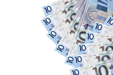 Beyaz zemin üzerinde izole edilmiş 10 Belorus rublesi banknotları var. Zengin yaşam kavramsal geçmişi. Büyük miktarda ulusal para birimi zenginliği