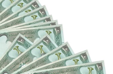 10 BAE dirhem banknotu beyaz arka planda izole edilmiş ve fanı da kapatılıyor. Maaş zamanı kavramı veya finansal işlemler