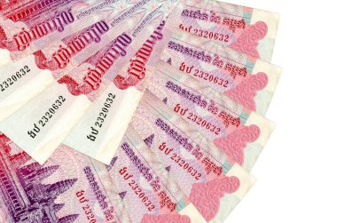 500 Kamboçya ayaklanması faturası beyaz arka planda izole edilmiş ve fotokopi alanı fan şeklinde dizilmiş. Finansal işlemler kavramı