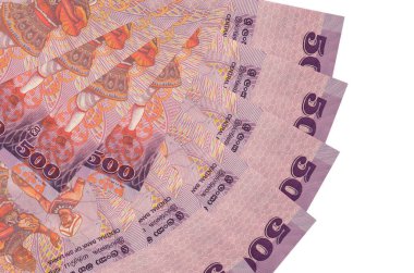 500 Sri Lanka rupi banknotları beyaz arka planda izole edilmiş ve fotokopi alanı fan şeklinde dizilmiş. Finansal işlemler kavramı
