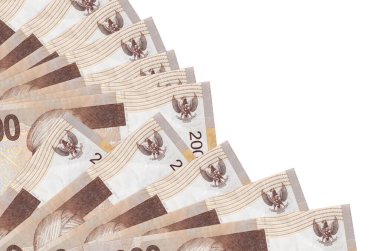 2000 Endonezya rupiası banknotları beyaz arka planda izole edilmiş bir şekilde duruyor. Maaş zamanı kavramı veya finansal işlemler