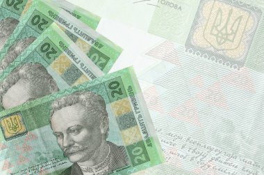 20 Ukrayna hrivniası banknotları büyük yarı şeffaf banknotların arka planında duruyor. Kopyalama alanı olan soyut iş arkaplanı