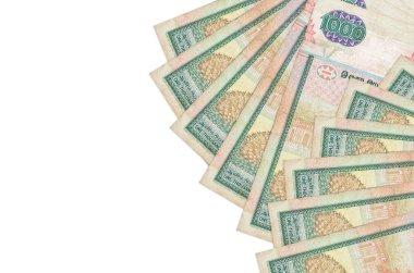 1000 Sri Lanka rupi banknotları beyaz arka planda fotokopi alanı ile izole bir şekilde duruyor. Zengin yaşam kavramsal geçmişi. Büyük miktarda ulusal para birimi zenginliği
