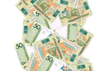 Beyaz üzerine izole edilmiş 50 Belorus rublesi. Birçok banknot sol ve sağ tarafta beyaz kopya alanı ile düşüyor