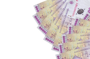50000 Romen ley banknotu beyaz arka planda fotokopi alanı ile izole edilmiş yatıyor. Zengin yaşam kavramsal geçmişi. Büyük miktarda ulusal para birimi zenginliği