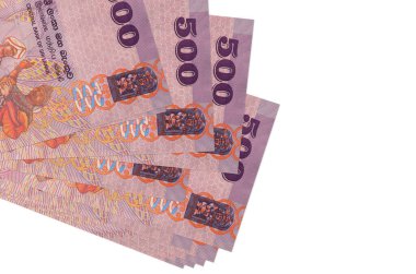 500 Sri Lanka rupisi küçük gruplar halinde ya da beyaz paketler halinde yatar. Kopyalama alanı olan bir model. İş ve para değişimi kavramı