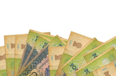 Ekranın alt tarafında 200 Özbekistanlı som banknot var. Beyaz arka planda, kopyalama alanı ile izole edilmiş. Paralı iş kavramları için arkaplan afişi şablonu