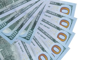 100 Amerikan doları banknotları beyaz arka planda izole edilmiş, fotokopi alanı da yakın planda. Finansal işlemler kavramı