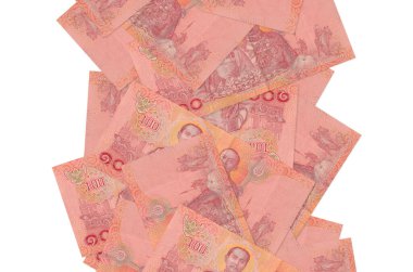 100 Tayland baht banknotları beyazlar üzerinde izole bir şekilde uçuyor. Birçok banknot sol ve sağ tarafta beyaz kopya alanı ile düşüyor