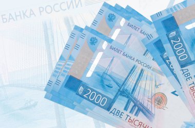 2000 Rus Rublesi banknotları büyük yarı şeffaf banknotların arka planında duruyor. Ulusal para biriminin soyut sunumu. İş konsepti