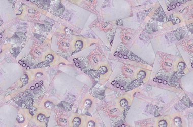 500 Tayland baht faturası büyük bir yığın halinde duruyor. Zengin yaşam kavramsal geçmişi. Büyük miktarda para.