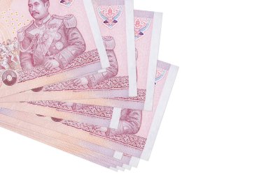 100 Tayland baht banknotları küçük gruplar halinde ya da beyaz paketler halinde uzanıyor. Kopyalama alanı olan bir model. İş ve para değişimi kavramı