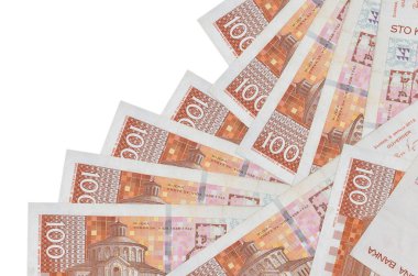100 Hırvat kuna banknotu beyaza izole edilmiş şekilde farklı bir sırada yatıyor. Yerel bankacılık ya da para kazanma konsepti. İş arkaplanı afişi