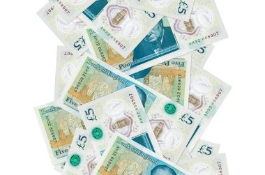 5 İngiliz sterlinli banknotlar beyazlar üzerinde izole bir şekilde uçuyor. Birçok banknot sol ve sağ tarafta beyaz kopya alanı ile düşüyor