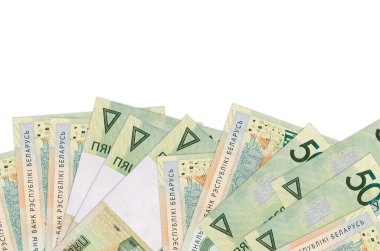 Ekranın alt tarafında 50 Belorus ruble banknotu var. Beyaz arka planda izole edilmiş ve kopyalama alanı var. Paralı iş kavramları için arkaplan afişi şablonu