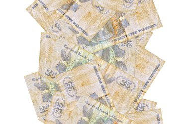 25 Mısır kuruşu banknotları beyazın üzerinde izole bir şekilde uçuyor. Birçok banknot sol ve sağ tarafta beyaz kopya alanı ile düşüyor