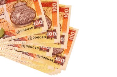 100 Sri Lanka rupisi küçük gruplar halinde ya da beyaz paketler halinde yatar. Kopyalama alanı olan bir model. İş ve para değişimi kavramı