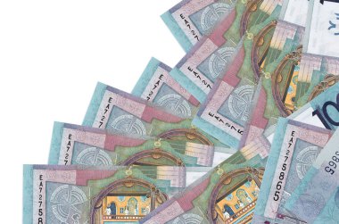 Beyaz üzerine izole edilmiş 100 Belorus rublesi banknotu farklı bir sırayla yatar. Yerel bankacılık ya da para kazanma konsepti. İş arkaplanı afişi