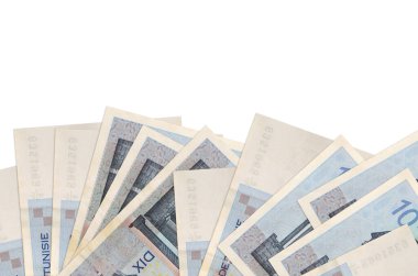 Ekranın alt tarafında 10 Tunus dinarı banknotu var. Beyaz arka planda izole edilmiş ve fotokopi alanı var. Paralı iş kavramları için arkaplan afişi şablonu