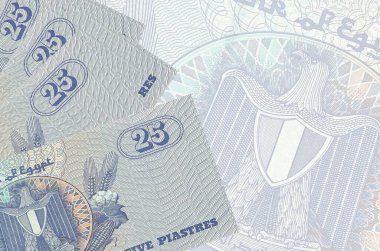 25 Mısır kuruşu banknotları büyük yarı şeffaf banknotların arka planında duruyor. Kopyalama alanı olan soyut iş arkaplanı