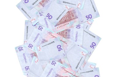 50 Ukrayna hrivniası banknotları beyazın üzerinde izole bir şekilde uçuyor. Birçok banknot sol ve sağ tarafta beyaz kopya alanı ile düşüyor