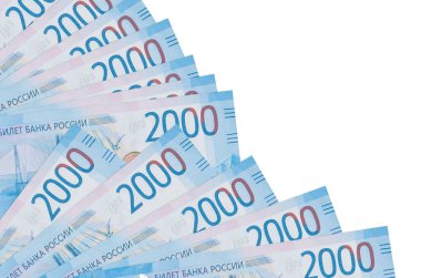 2000 Rus Rublesi banknotları beyaz arka planda izole bir şekilde duruyor. Fan kaplamasında da fotokopi alanı var. Maaş zamanı kavramı veya finansal işlemler