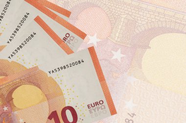 10 avroluk banknotlar büyük yarı şeffaf banknotların arka planında duruyor. Kopyalama alanı olan soyut iş arkaplanı