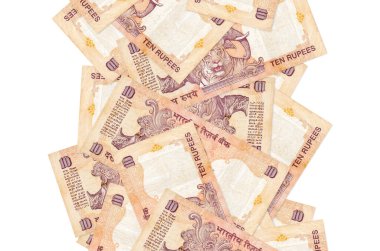 10 Hint rupi banknotları beyazın üzerinde izole bir şekilde uçuyor. Birçok banknot sol ve sağ tarafta beyaz kopya alanı ile düşüyor