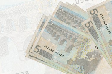 Büyük yarı şeffaf banknotun arka planında 5 avroluk banknotlar duruyor. Ulusal para biriminin soyut sunumu. İş konsepti