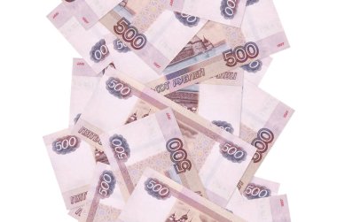 500 Rus rublesi beyazın üzerinde izole bir şekilde aşağı uçuyor. Birçok banknot sol ve sağ tarafta beyaz kopya alanı ile düşüyor