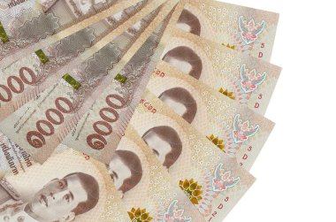 1000 Tayland baht banknotları beyaz arka planda izole edilmiş bir şekilde duruyor ve fotokopi alanı fan şeklinde dizilmiş. Finansal işlemler kavramı