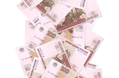 Beyaz üzerinde izole edilmiş 100 Rus rublesi. Birçok banknot sol ve sağ tarafta beyaz kopya alanı ile düşüyor