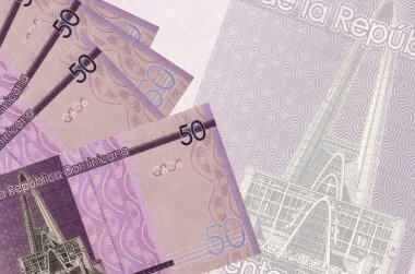 Yarı şeffaf banknotların arka planında 50 Dominik pezosu var. Kopyalama alanı olan soyut iş arkaplanı