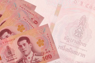 100 Tayland Baht faturası büyük yarı şeffaf banknotun arka planında duruyor. Kopyalama alanı olan soyut iş arkaplanı